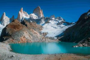 Argentina. Tierras del Fuego y Los Glaciares National Park con un lago in primo piano e montagne con neve sullo sfondo