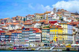 Portogallo. Immagine del porto di Porto, con edifici di diversi colori, dove si può vedere il rilievo della città.