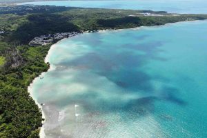Portorico. Veduta aerea di un'isola dalla vegetazione lussureggiante che arriva fino al mare. Le spiagge sono di sabbia bianca e il mare è turchese.