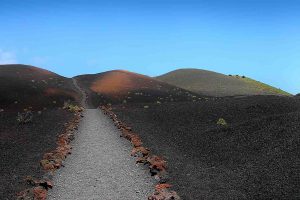Foto di un sentiero escursionistico nel mezzo di un'area vulcanica
